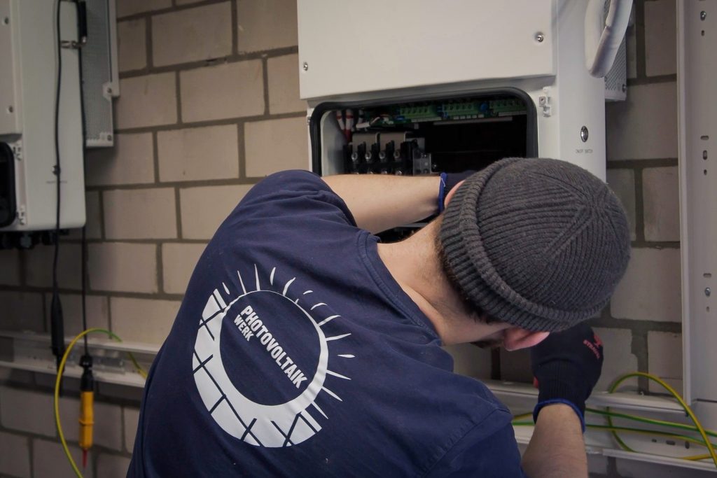Photovoltaik_Werk_2026_PV_Anlage_Mitarbeiter