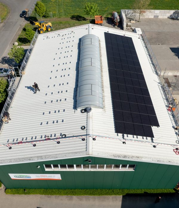 Photovoltaik_Werk_2026_Industriehalle_vorne
