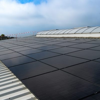 Photovoltaik_Werk_2026_Industriehalle_Solar_PV_Anlage_seitlich
